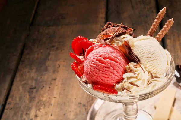 Gurmánské Servírování Čokolády Jahodové Vanilkové Zmrzliny Zdobené Čerstvým Ovocem Zakončené — Stock fotografie