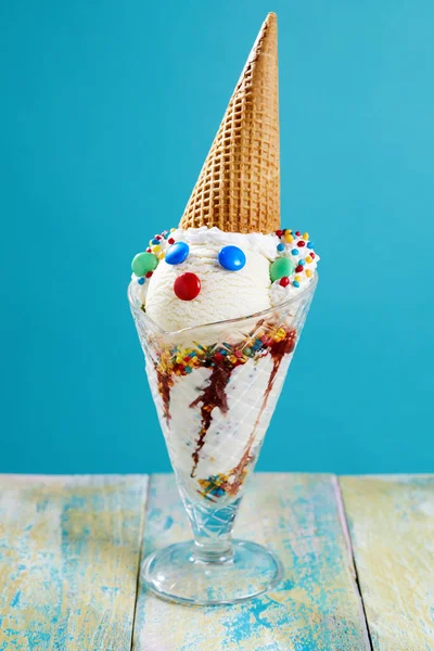 Dondurma Palyaçosu Tatlısı Eski Ahşap Yüzeyde Cam Kaplama Düz Mavi — Stok fotoğraf