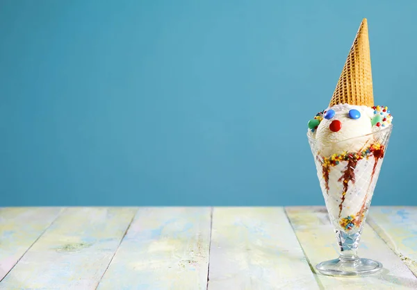Веселе Морозиво Дитячої Вечірки Милим Маленьким Клоуном Прикрашеним Цукерками Цукровим — стокове фото