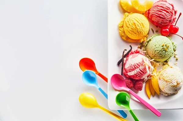 Surtido Cucharadas Helado Italiano Con Ingredientes Frescos Plato Con Cucharas — Foto de Stock