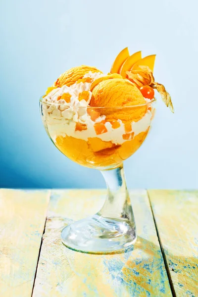 Heerlijk Ijsje Sundae Glas Met Wafels Houten Tafel — Stockfoto