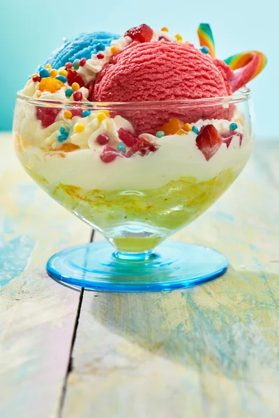 아이스크림 유리를 곁들인 아이스크림 선크림 — 스톡 사진