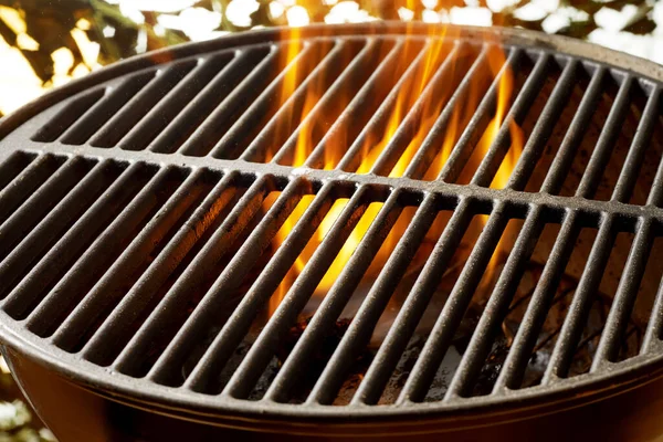 Flaming Coals Portable Summer Barbecue Empty Grill Top Outdoors Garden — Stock Photo, Image