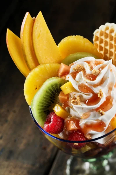 Salada Frutas Tropicais Frescas Com Chantilly Sorvete Decorado Com Kiwis — Fotografia de Stock