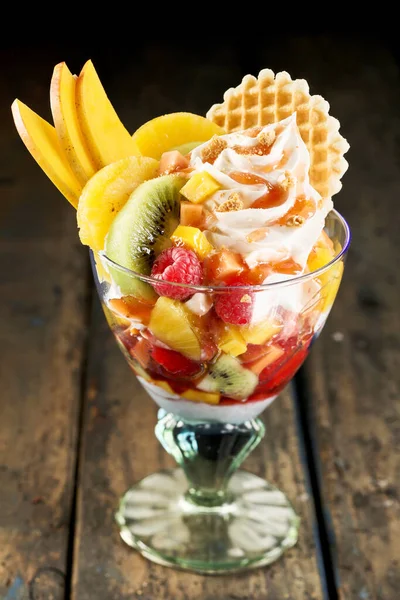 Salada Frutas Tropicais Frescas Saborosas Com Toque Chantilly Sorvete Baunilha — Fotografia de Stock