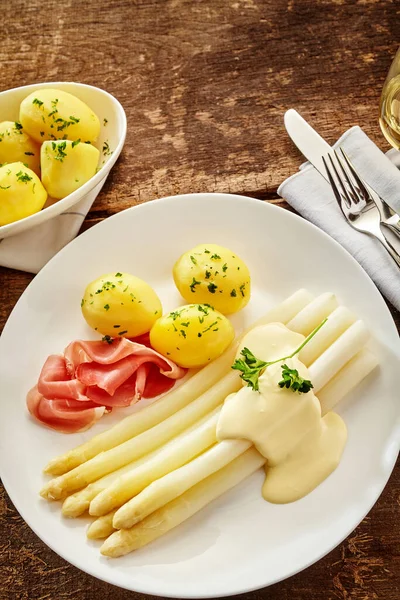 Prosciutto Parma Ham Served Canned White Asparagus Spears Dressed Creamy — Stock Photo, Image