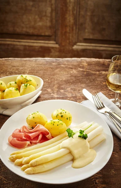 Asparagi Bianchi Con Maionese Prosciutto Prosciutto Cotto Accompagnato Patate Bollite — Foto Stock