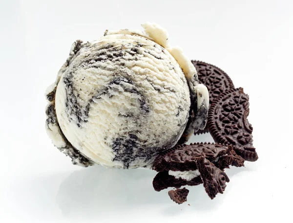 独特的美式冰淇淋 配以碎饼干 配料在白色上分离 显示了勺子的质感 — 图库照片