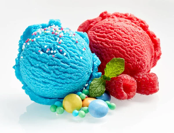 一勺美味的泡泡糖和覆盆子意大利手工冰淇淋 配以糖衣糖果和新鲜水果配料 与白糖搭配 用于广告 — 图库照片