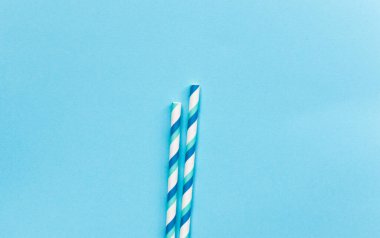 Portakal saplı alışveriş arabası izole ve beyaz arka plan