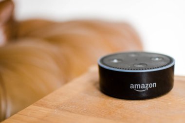 Amazon Alexa Echo Dot cihazı kanepenin yanındaki masada.