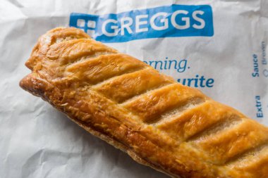 Greggs tarafından kıtır kıtır sosis katmanlarına sarılmış sosisli sandviç dükkânı