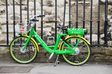 Shoreditch 'te bir platforma park edilmiş limon-E elektrikli bisiklet.
