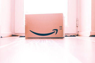 Okun sembolü olan Amazon paket kutusu
