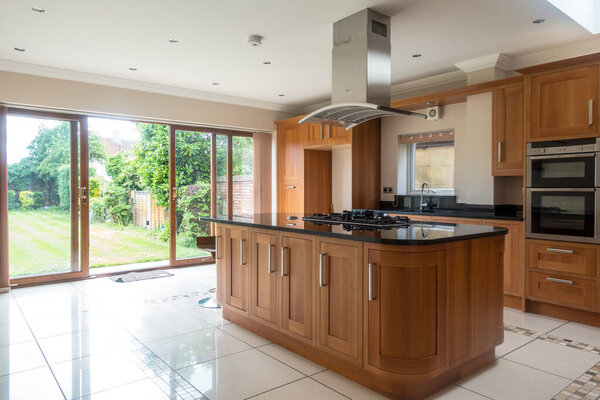 Интерьер большой кухни с островной столешницей