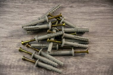 Küçük bir kazıkta pembe bir çivi..