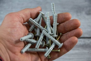 Elinde bir yığın çivi var..