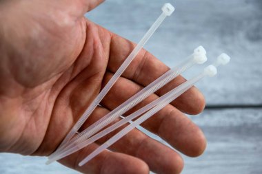 Gri arkaplanda plastik beyaz kravatlar.