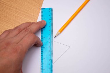 Kalem cetvelli el, beyaz kağıt yaprak