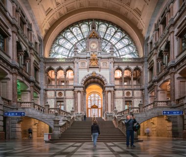 Antwerp, Belçika - 04.29.2018 Antwerpen-Centraal tren istasyonunun eski bölümünün içi. Birçok simetriye sahip eski kentsel sanayi merkezi.