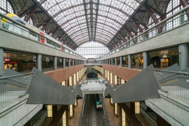 Antwerp, Belçika - 04.29.2018: tren istasyonunun modern bölümünün içinde. Birçok simetriye sahip modern şehir mimarisi.