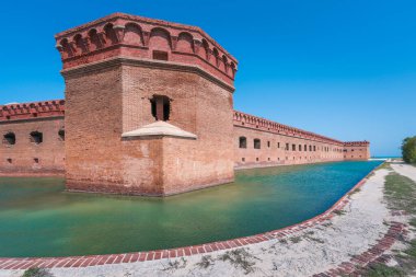 Dry Tortugas adasındaki eski bir askeri kalenin uzun tuğlaları. Florida mı? Mavi gökyüzü, yeşil su, Meksika körfezi tropik cennetinde güzel bir yaz günü..