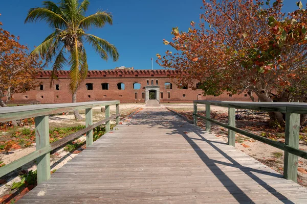 伍登走到一个有砖墙的城堡门口 前面有一棵棕榈树 热带天堂美好的一天 杰斐逊堡 佛罗里达 干性酷刑 墨西哥海湾 — 图库照片