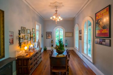 Key West, ABD - 04.30.2017: Ernest Hemingway 'in evi. İspanyol sömürge tarzında lüks bir villa. Eski İspanyol ahşap mobilyaları ve büyük pencereleri olan yemek odası. Lüks bağ bozumu ev.