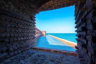 Kuru Tortugas 'daki gizemli Jefferson Kalesi' nden görüntüler. Key West 'e yakın bir adada Amerika' nın en büyük tuğla inşaatı. Güneşli bir günde Meksika körfezinin turkuaz suları.