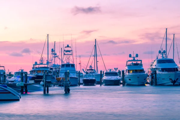 Barcos Yates Estacionados Fila Puerto Key West Durante Hermoso Atardecer — Foto de Stock