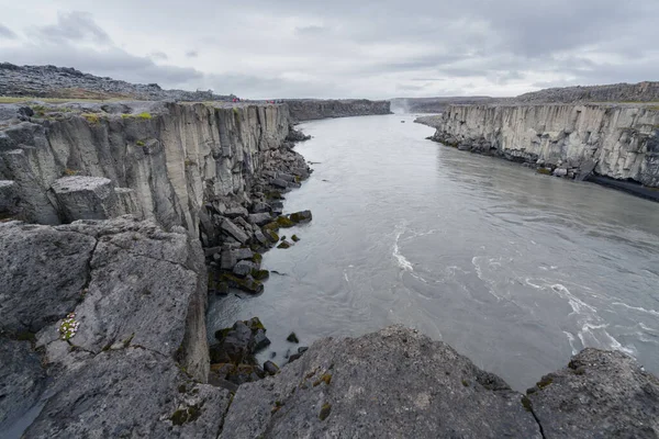 Jokulsa 셀포스 Selfoss Dettifoss 근처의 현무암 사이를 흐르고 아이슬란드의 구름낀 — 스톡 사진