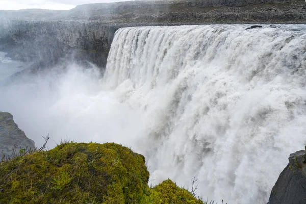 Európa Legnagyobb Vízesése Dettifoss Sáros Víz Zuhan Széléről Fenséges Izlandi — Stock Fotó