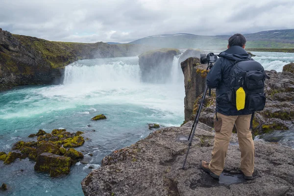 Fényképész Hátizsák Állvány Kilátással Izlandi Vízesés Godafoss Egy Felhős Napon — Stock Fotó