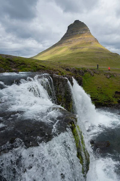 Izlandi Vízesés Kirkjufell Hegy Háttérben Felhős Nap Északon Híres Trónok — Stock Fotó