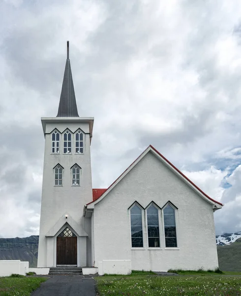 Мала Ісландська Християнська Церква Драматичним Небом Задньому Плані Північна Архітектура — стокове фото