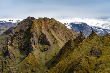 Bir yaz günü, arka planda buzul olan bir volkan. Myrdalsjokull buzulu Thorsmork Vadisi, İzlanda 'dan görüldü. Laugavegur yolu.