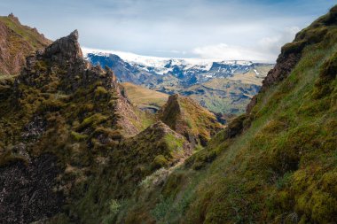 Bir yaz günü, arka planda buzul olan bir volkan. Myrdalsjokull buzulu Thorsmork Vadisi, İzlanda 'dan görüldü. Laugavegur yolu.