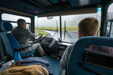 Thorsmork, İzlanda-06.05.2019: Güney İzlanda 'daki Thorsmork vadisinde nehri geçerken bir off-road otobüsünün sürücüsü dikkatle izliyor.