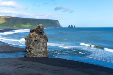 Vik, İzlanda 'daki Black Snad Plajı. Arkasında okyanus olan büyük bir solitaire kayası. Güzel İzlanda manzarası.