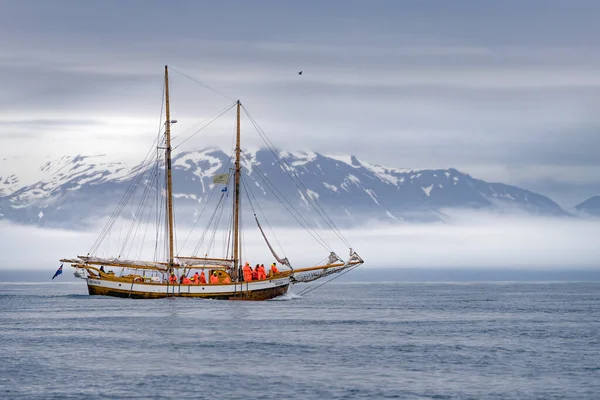 Husavik Island 2017 Ett Fartyg Med Människor Orabge Passar Ombord — Stockfoto