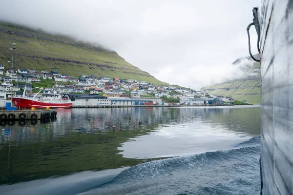 Klaksvik Faroe Islands 2017 Klaksvik从离开港口的渡口观看 在多云的雨天 法罗群岛平静的水面和陡峭的绿色悬崖 — 图库照片