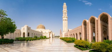 Muscat, Umman - 04.04.2018 Sultan Qaboos Büyük Camii 'nin avlusu. Mermer zemin, kemerler ve minareler. Güzel İslami sakal mimarisi. Arabistan.
