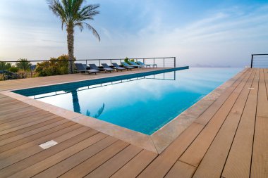 Al Hamra, Umman - 04.08.2018: Arap çölündeki bir tatil beldesinde sonsuzluk havuzu. Umman 'da lüks bir tatil köyü. Arap çölünde güzel bir tatil..