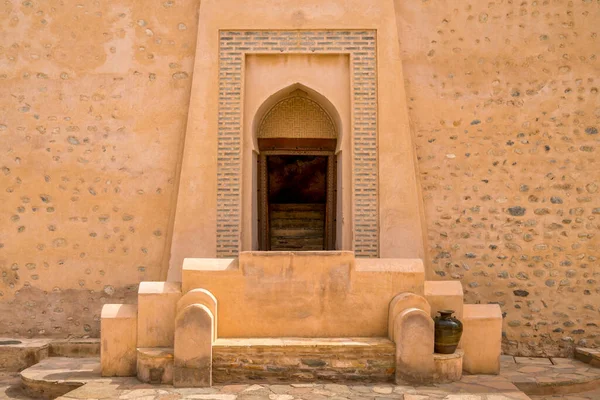 Oude Deur Met Ornamenten Eromheen Een Muur Van Middeleeuwse Arabische — Stockfoto