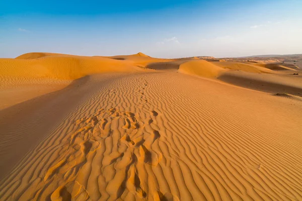 Sanddyner Med Fotspår Dem Den Blå Himlen Med Mjukt Dis — Stockfoto
