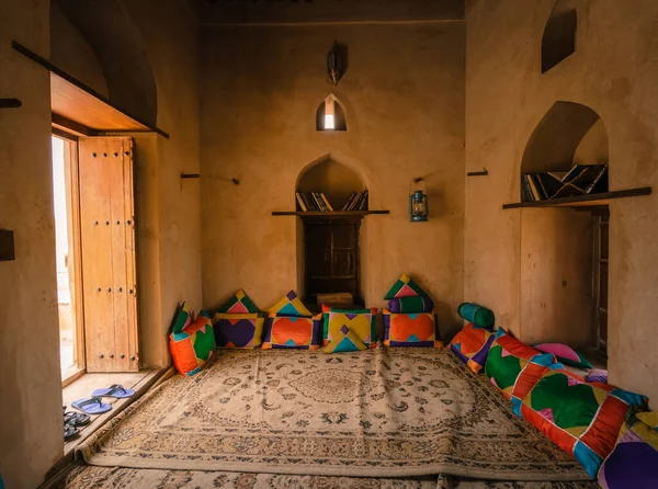 Nakhal Omã 2018 Sala Castelo Medieval Árabe Tapetes Almofadas Chão — Fotografia de Stock