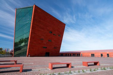 Polonya 'nın Gdansk kentinde, Baltık kıyısında modern mimari. 2. Dünya Savaşı müzesinin kırmızı binası. Cam, beton ve metal..