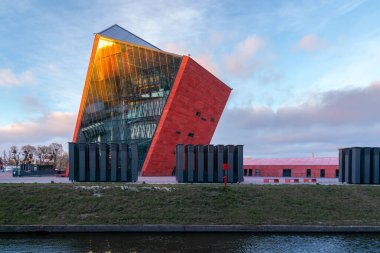 Polonya 'nın Gdansk kentinde, Baltık kıyısında modern mimari. 2. Dünya Savaşı müzesinin kırmızı binası. Cam, beton ve metal..