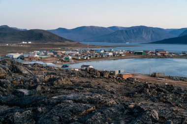 Çıplak tepeler ve okyanuslarla dolu sert bir kuzey kutbu manzarasında alacakaranlık. Qikiqtarjuaq, Broughton Adası, Nunavut 'taki Eskimo yerleşiminin gözden geçirilmesi. Kuzey..