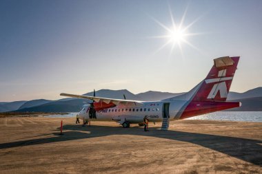 Qikiqtarjuaq, Kanada - 08.23.2019: 2 pervaneli küçük bir uçak, Kanada 'nın Broughton Adası, Qikiqtarjuaq kentindeki bir toprak pistte yer almaktadır. Uzak kuzeydeki ücra bir topluluk. Kuzey..
